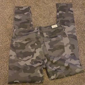 Size 4 Seven7 Utility Ankle Skinny Army Green Camo